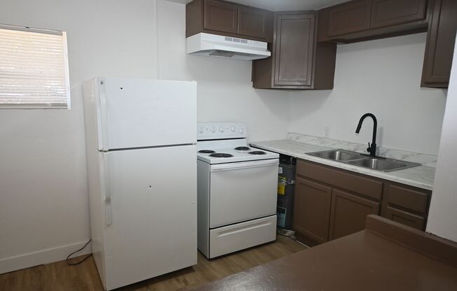 JUST REMODELED! one bedroom apartment - Downtown - 1610 Marlin Ave- NO PETS