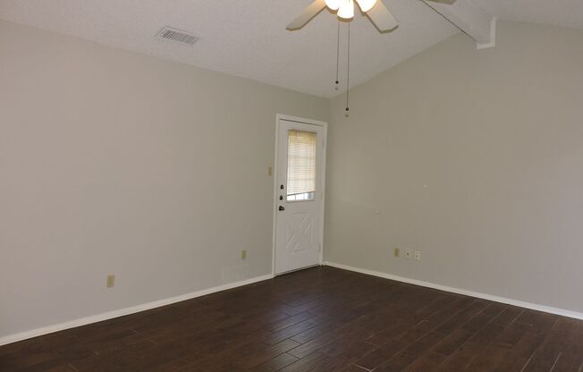 NICE 3 BEDROOM AND 2 BATH DUPLEX IN GREAT LOCATION