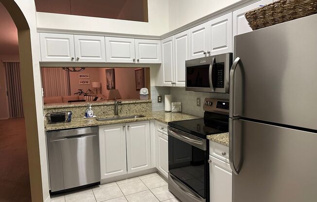 Chic 2BR Condo in Prime North Naples Location – Annual Rental Available Now!