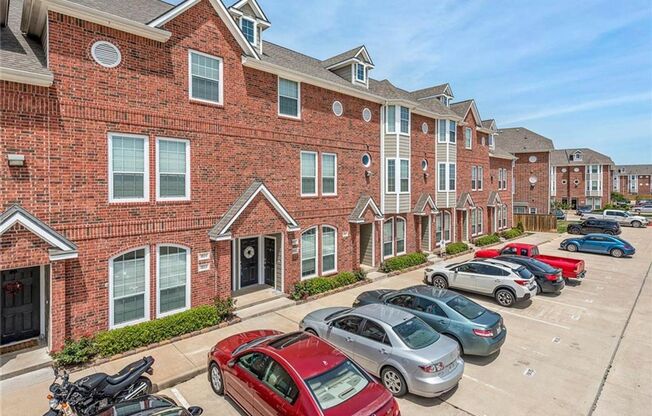SUBLEASE Aug 11 2025 in Lakeridge Townhomes!