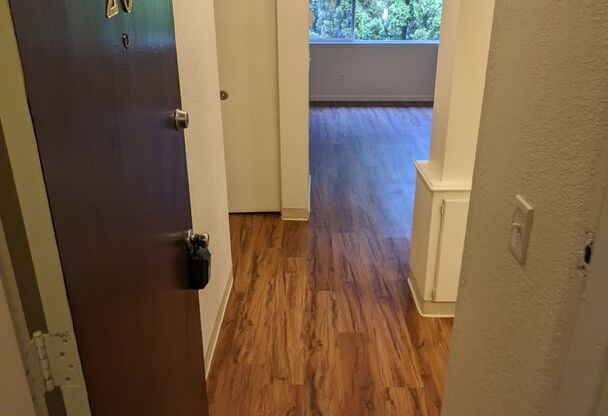 1 bed, 1 bath, 700 sqft, $1,295, Unit #28