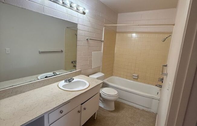 2 beds, 1 bath, 871 sqft, $1,175, Unit C18