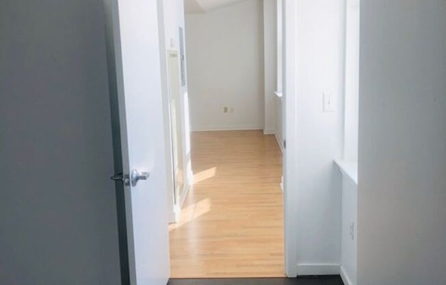 2 beds, 1 bath, 900 sqft, $1,999, Unit 200