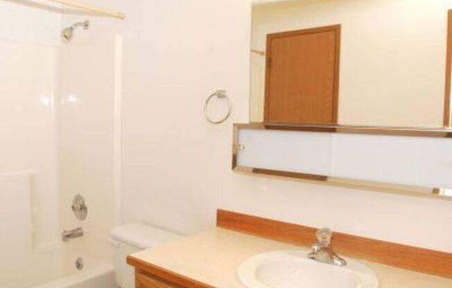 2 beds, 1 bath, 900 sqft, $1,150, Unit 102