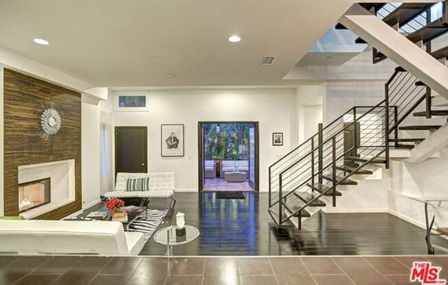 Exceptional Contemporary 3 bed 3.5 bath home in Serene Canyon Setting in Beverly Hills