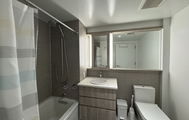 1 bed, 1 bath, $4,100, Unit 8E
