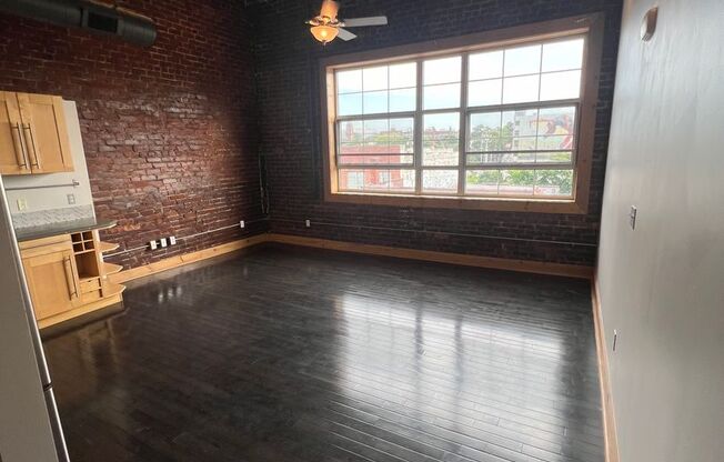 Studio, 1 bath, 442 sqft, $1,240, Unit 352