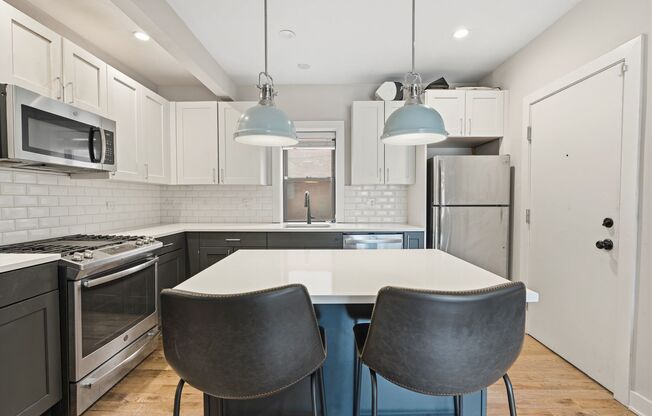 4 beds, 2 baths, 950 sqft, $5,500, Unit 924-1E