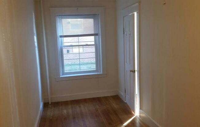 2 beds, 1 bath, $3,000, Unit 6