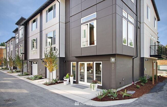 Bellevue 5 bd 3.5 bath townhouse with two garage parking spaces