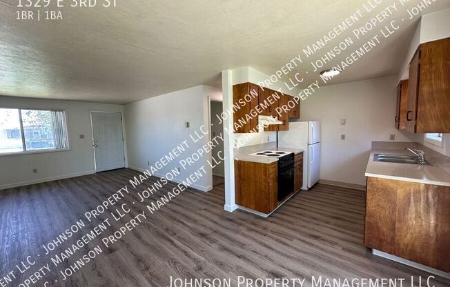 1329 E 3 ST
