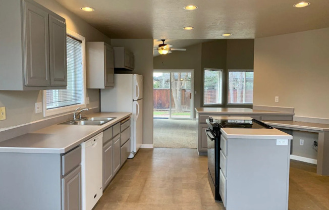 Spacious 3 Bed/2 Bath Single Family Home in NE Bend - Pacific Crest Drive