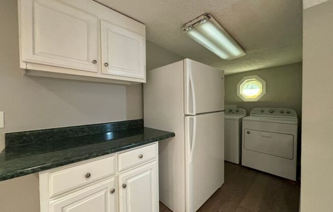 2 beds, 1 bath, $1,600, Unit Unit B