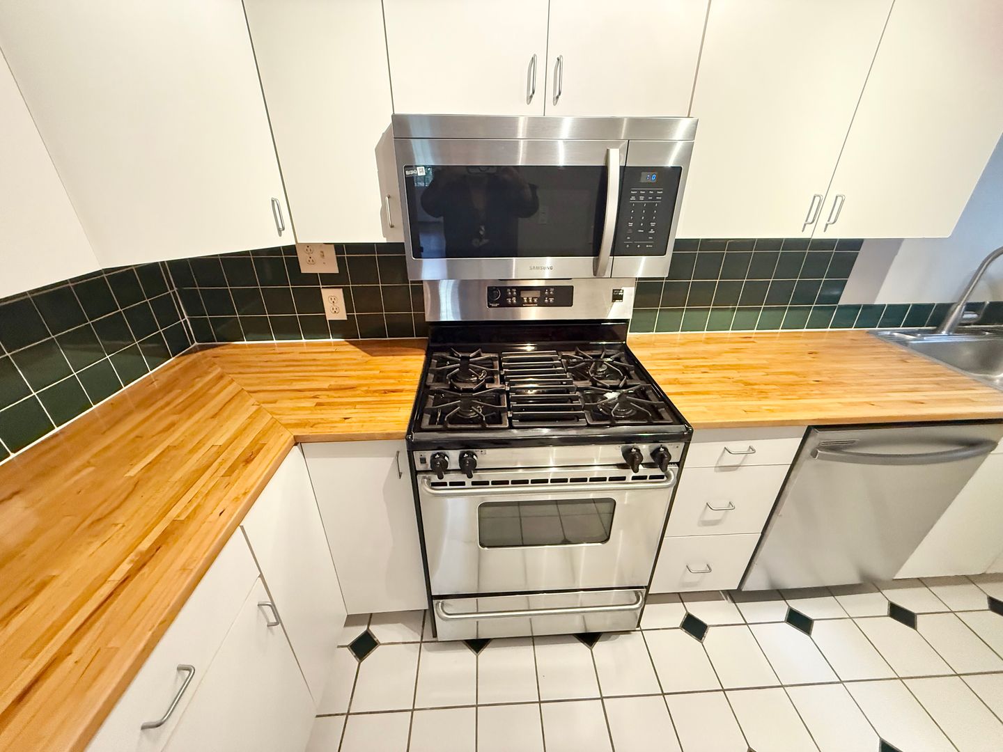 **BEST DEAL**Ghent -2 Bedroom condo 2nd Floor w/veranda!