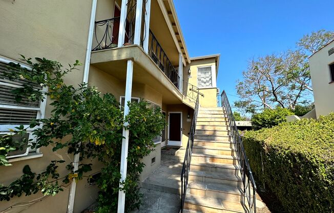 Lovely Cozy & Spacious renovated upper level 1 Bedroom / 1 bath Unit in Melrose / Fairfax District !