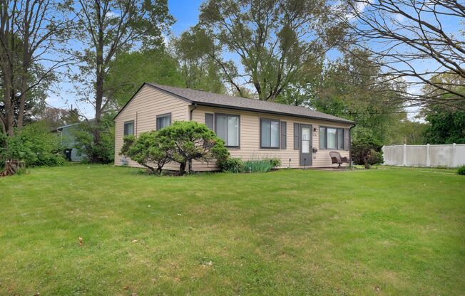 3 bedroom, 1 bathroom house FOR RENT NOW!