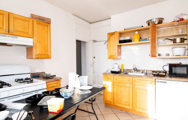 2 beds, 1 bath, $3,000, Unit Unit #30