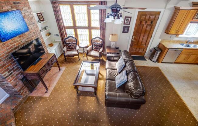 2 beds, 1 bath, 1,000 sqft, $5,250
