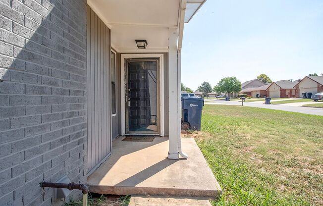 Cute 2BD/2.5 BTH Home Right off of NW Expressway and Shopping Areas