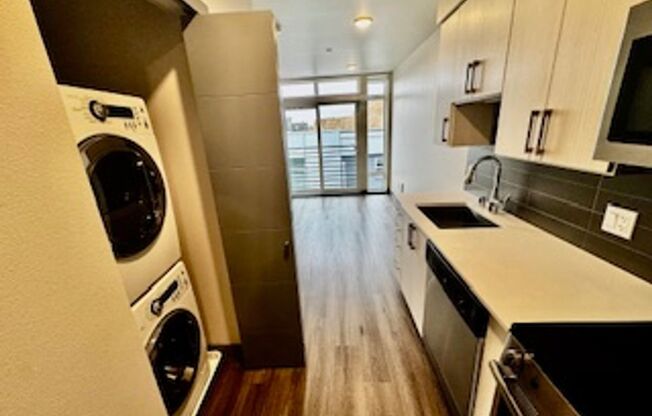 Studio, 1 bath, 288 sqft, $1,395, Unit 416