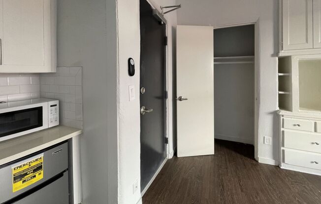 Studio, 1 bath, 160 sqft, $1,195, Unit 104