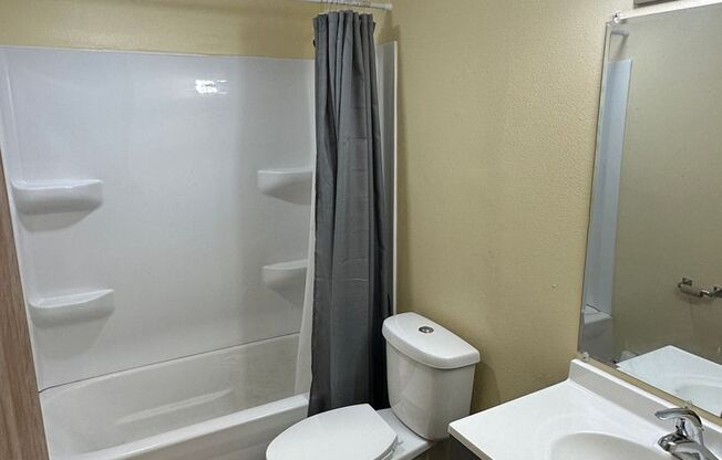 2 beds, 1 bath, $750, Unit 676-3