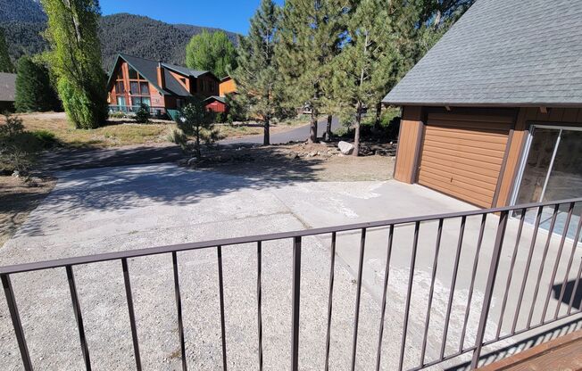 4 Bedroom Mountain Home Close to Town!