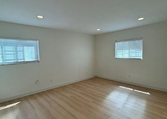 2 beds, 2 baths, 960 sqft, $2,950, Unit 1/2