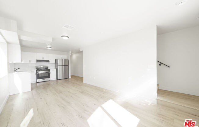 737 E 82 ST