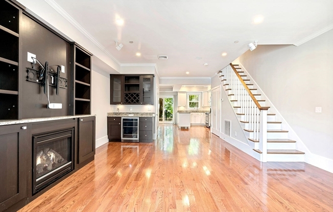 257 W 3 ST