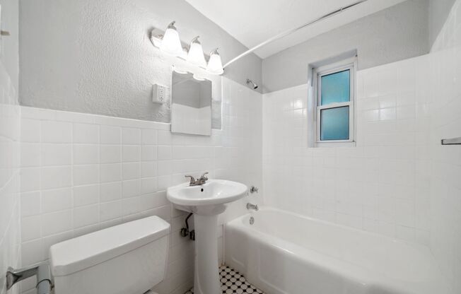 2 beds, 1 bath, 730 sqft, $995, Unit 640 Southcrest Drive #4