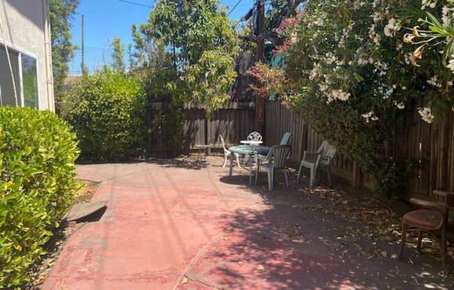 2 beds, 1 bath, 800 sqft, $2,350, Unit Unit 2