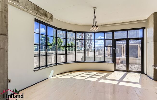 Breathtaking 1-Bedroom Apartment in the Heart of Portland – Private Deck, Storage & Stunning Views!