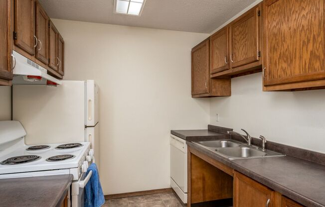 2 beds, 1 bath, 938 sqft, $1,365, Unit 880-101