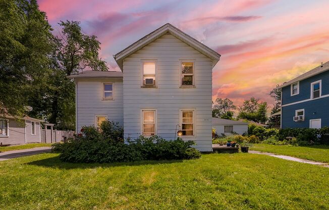 Welcome to this charming 2-bedroom, 1-bathroom house located in the heart of Ypsilanti, MI.