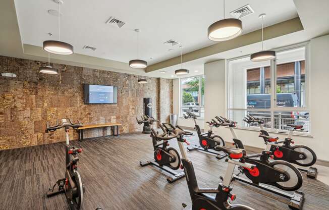 the gym at the landing at pullman apartments in pullman