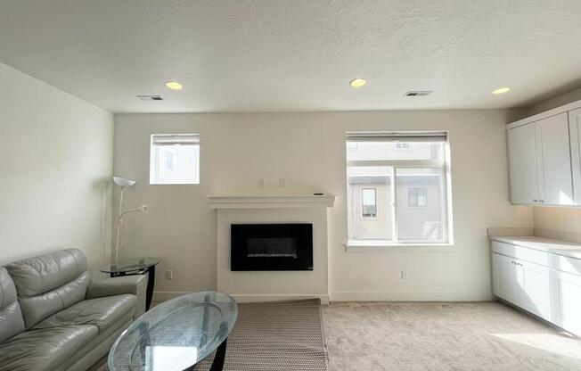 3883 KOMENDA CT