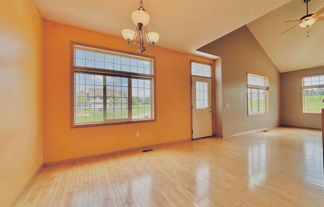 Spacious 3bed Townhome in Coon Rapids.  FINISHED BASEMENT