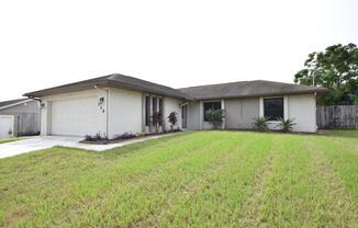 3 bedroom 2 bath 2 car garage in Deltona