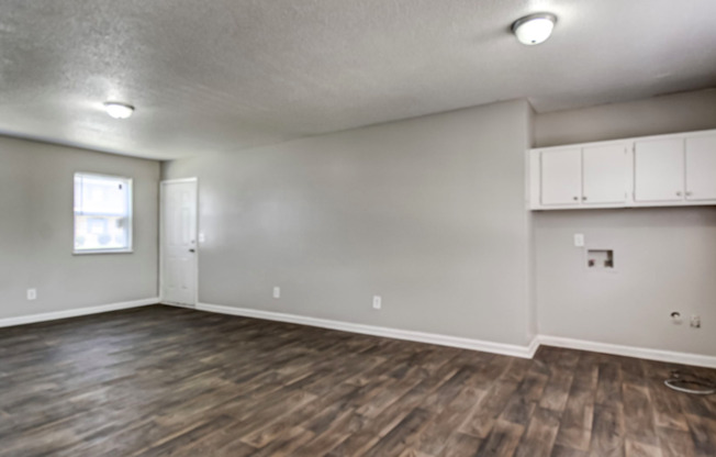 2 beds, 1 bath, $1,100, Unit 10D