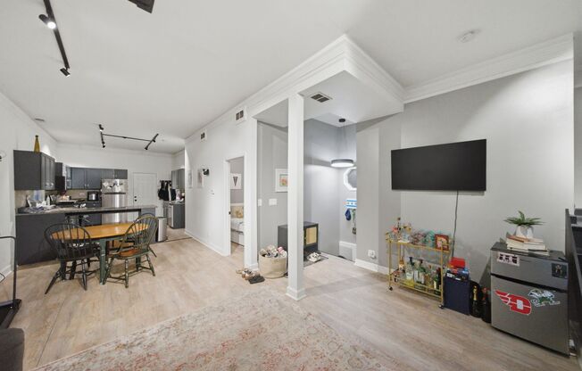 2728 N Wilton