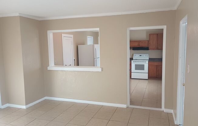 2 beds, 1 bath, $1,100, Unit #3