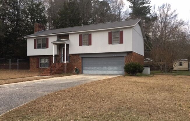 Charming 3 Bed / 2 Bath Available in Northport! Apply and Move in today!