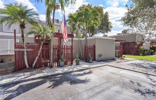 1281 W Fairway Rd th 1281, Pembroke Pines, FL 33026