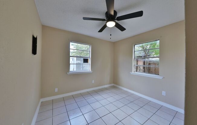 2 beds, 1 bath, $925, Unit 2