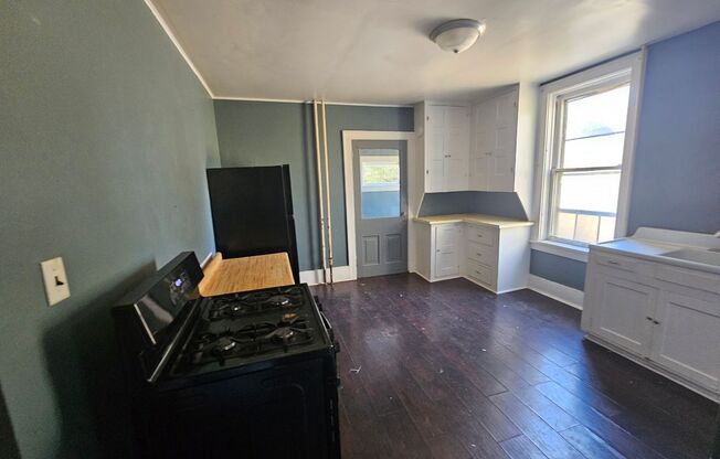 2 beds, 1 bath, 1,100 sqft, $850, Unit Apt 1