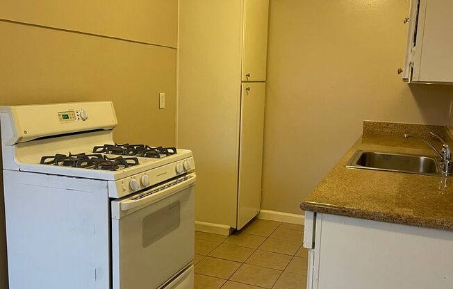 1 bed, 1 bath, $1,700, Unit T13