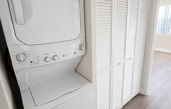 2 beds, 1 bath, 912 sqft, $1,950, Unit 537 - 301