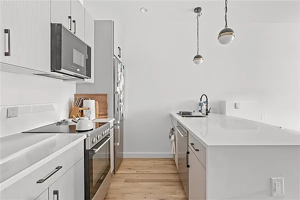441 IRVING AVE
