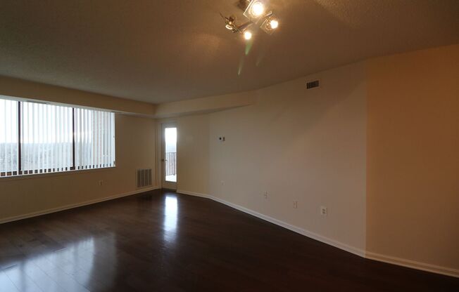 Spacious 2BD/1BA Condo with Glorious Views!
